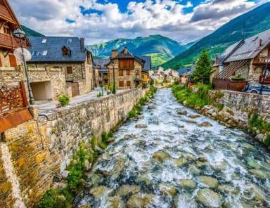 ¿Una escapada a la Vall d'Aran? Encantador hotel junto al centro de Vielha. HOTEL 3*+DESAYUNO (desde 28€/pers oct y 29€ sep) - BuscoUnChollo