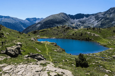 ANDORRA, ¡UN PARAÍSO ENTRE MONTAÑAS!. Hotel 3* con DESAYUNO, -50% en NIÑOS y rutas guiadas de senderismo | Encamp (sep) - Traventia