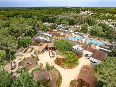 8J/7N pour 5 pers Vendée au Camping Au Bois des Biches 4★ - Mobilhome 2ch, Climatisé, terrasse XXL couverte, ex: 289€/log du 29/08 au 05/09 - Campings