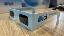 Distribution gratuite de lunettes spéciales éclipse solaire par les radios ICI (ici.fr)