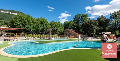 Séjour 7J/6N au Camping Escapades Millau Plage 4* pour 5 pers à Millau - Tente Lodge 3 pièces, piscine, accès au Tarn - du 5 au 11 septembre - Veepee