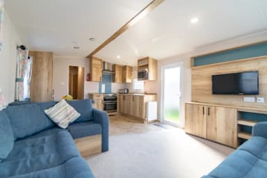 4-Nts Sleeps-8 | 31Aug-04Sep | 3-Bedroom Essex Static Home Lounge, Kitchen, Bathroom, Central Heating & Dbl Glazing under £5.13pp per night - Park Holidays