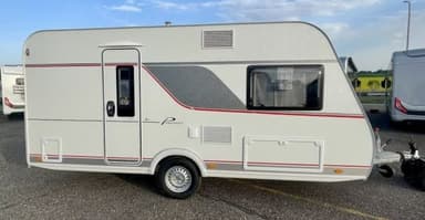 Bürstner Premio 395 TS Wohnwagen / 1.700kg / 590kg Zuladung / 3 Schlafplätze / Umluftanlage 230V / Dusch Paket / Elektr. Warmwasserbereiter - Mobile