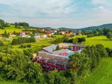 Herbstferien Familienurlaub - 4 Nächte im Bayerischen Wald | Kids U10 kostenlos I Hallenbad, Sauna & Kinderbetreuung inkl. I All Inclusive - Urlaubspiraten