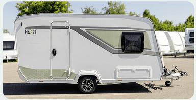 NEXT 381 Wohnwagen / 4 Schlafplätze / 1.300kg / 599cm / Fahrradträger-Deichsel / Bad+WC / Etagenbetten klappbar / Neufahrzeuge - Mobile