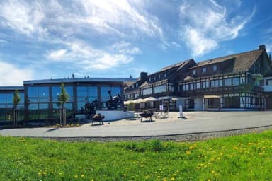 Herbstferien Familienurlaub - 4 Nächte im Sauerland | Kids U10 kostenlos I 3 Saunen, Innenpool , Dampfbad und Whirlpool I Halbpension - Urlaubspiraten