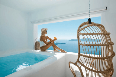 Deluxe-Suite mit privatem Pool: Luxus auf Santorini mit einzigartiger Aussicht (2 Personen) - November - Urlaubspiraten