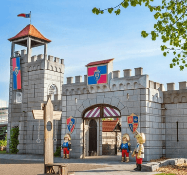 Playmobil Funpark Familien Special z.B. 2E+2K+ÜN+FR+Eintritt ab 148€ (37€ p.P.)