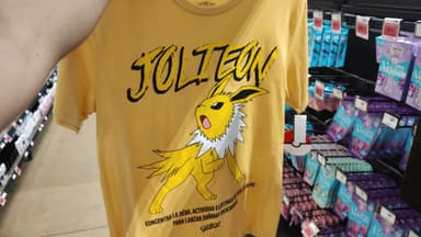 Chedraui: Playeras de pokemon Jolteon / Chainsawman $39.01, Playera Pikachu Gris $75.01 y Gorra Dragon Ball $92.01 - Chedraui
